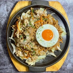ข้าว กะ เส้นมาม่า หมูนุ่ม ไก่นุ่ม (GRU GRILL)