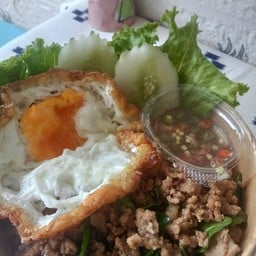 ครัววันหยุด หมูทอด กระเพรา ไข่ข้น