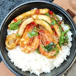 ข้าวราดกระเพราทะเล (กุ้ง+ปลาหมึก)