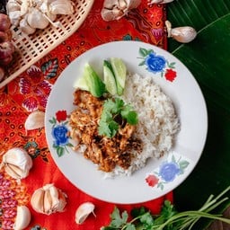 ข้าวสวยไก่ผัดกระเทียมพริกไทย