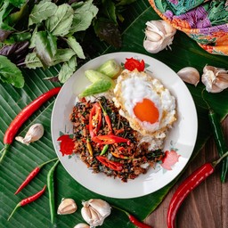 ข้าวคั่วกะเพราเนื้อมันเนื้อวากิว หร่อยแรงส์ และไข่ดาวเป็ดเยิ้ม