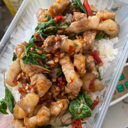 สามชั้นผัดโหระพาราดข้าว