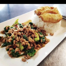 ข้าวราดผัดกระเพราหมู
