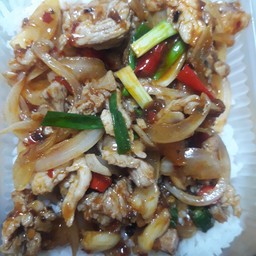 หมูชิ้นผัดพริกเผาราดข้าว