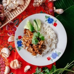 ข้าวสวยหมูผัดกระเทียมพริกไทย
