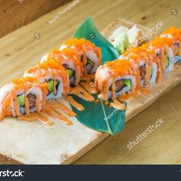 Salmon Spicy Maki ข้าวห่อสาหร่ายแซลมอนสไปซี่