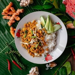 ข้าวสวยคั่วกลิ้งหมูและไข่เป็ดดาว