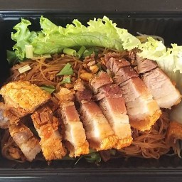หมี่คลุกหมูกรอบbyแซ่บซดโฮก