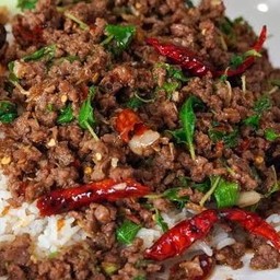 กระเพราเนื้อสับ-ราดข้าว