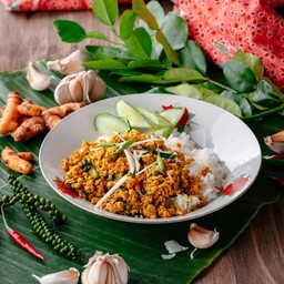 ข้าวสวยคั่วกลิ้งไก่และไข่เป็ดดาว