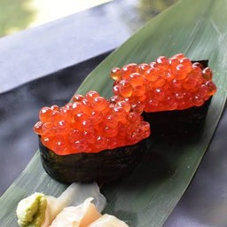 Ikura ข้าวปั้นพันสาหร่ายพันไข่ปลาแซลมอน