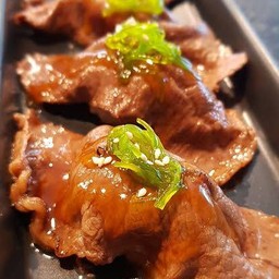 Gyu Aburi Maki ข้าวสาหร่ายหน้าเนื้อย่าง