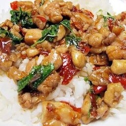 กระเพราไก่-ราดข้าว