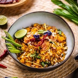 แหนมคลุกข้าวทอดเครื่องแกงใต้และเม็ดกาหยี (เม็ดมะม่วงหิมพานต์)