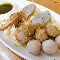 ข้าวกระเพราลูกชิ้นรวม