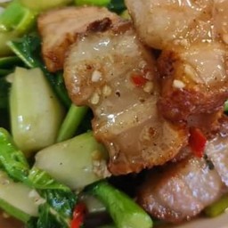 ผัดคะน้าหมูกรอบน้ำมันหอยหอมๆเป็นกับข้าว