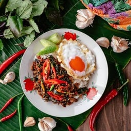 ข้าวคั่วกะเพรานายหัวหมู และไข่เป็ดดาว