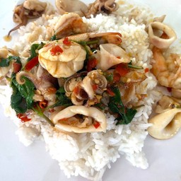 ข้าวกะเพราหมึกกุ้ง