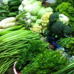 ผักสดกับลาบแยกชื้อได้ค่ะ  ถั่ว  แตง  ม่ะเขือ ผักต่างๆๆ