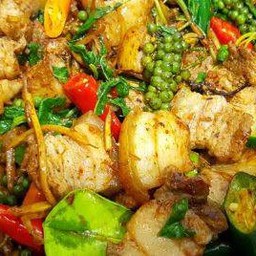 ผัดเผ็ดราดข้าว