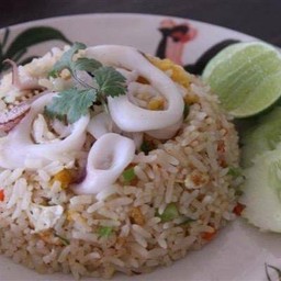 ข้าวผัดปลาหมึก