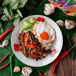 ข้าวคั่วกะเพรานายหัวไก่ ไข่เป็ดดาว