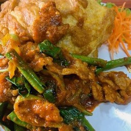 ผัดพริกแกงราดข้าว