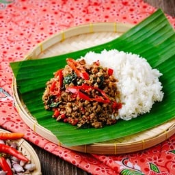 ข้าวคั่วกะเพราหมู ไข่แดงเค็ม