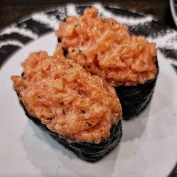 Salmon Tata Maki ข้าวห่อสาหร่ายแซลมอนสับทรงเครื่อง