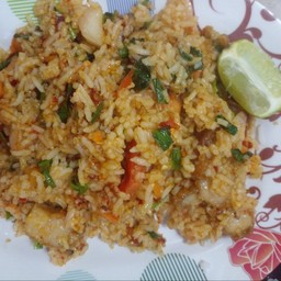 ข้าวผ้ดต้มยำหมู(กุ้ง หมึก ไก่ )