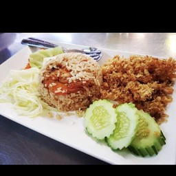 ข้าวผัดน้ำพริกทรงเครื่อง