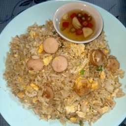 ข้าวผัดไส้กรอกไข่
