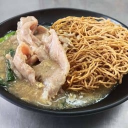 บะหมี่กรอบราดหน้าหมู