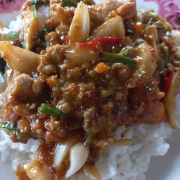 หมูสับผัดไข่เค็มราดข้าว