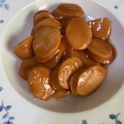 ไส้กรอกน้ำแดงเป็นกับ