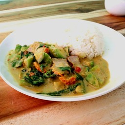 ข้าวแกงเขียวหวานผัดแห้งหมูกรอบ