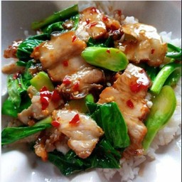 ผัดคะน้าหมูกรอบ