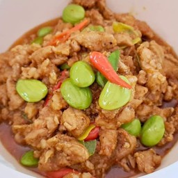 ผัดเผ็ดหมูสะตอราดข้าว