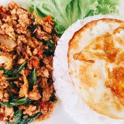 ไก่สับ ผัดกระเพรา ราดข้าว