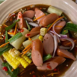 ยำไส้กรอกหนังกรอบ