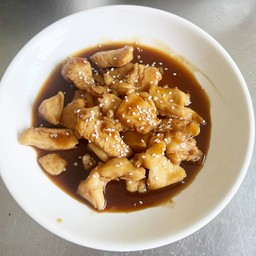 อกไก่ผัดราดซอสเทอริยากิ เป็นกับ