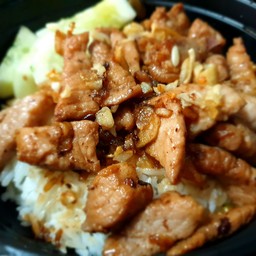 ข้าวหมูกระเทียม  (ไม่มีไข่)