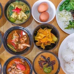ขนมจีนน้ำยา (หนมเส้น) และ ยำแซ่บระบม สนามแบด ที.ไทยแลนด์