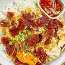 ข้าวหน้าไข่ขยี้กุนเชียงพร้อมน้ำยำพริกน้ำปลา