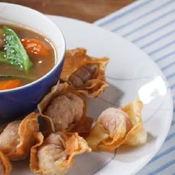 ราดหน้าเกี๊ยวหมูทอด