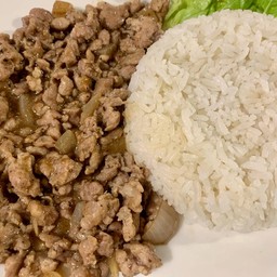 หมูสับ ผัดกระเทียมพริกไทย ราดข้าว