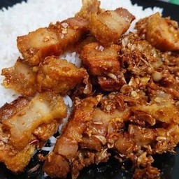 หมูกรอบทอดกระเทียม-ราดข้าว