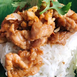 ข้าวหมูกระเทียม