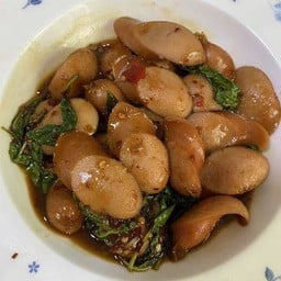 กะเพราไส้กรอกเป็นกับ