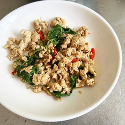 กระเพราอกไก่ เป็นกับ